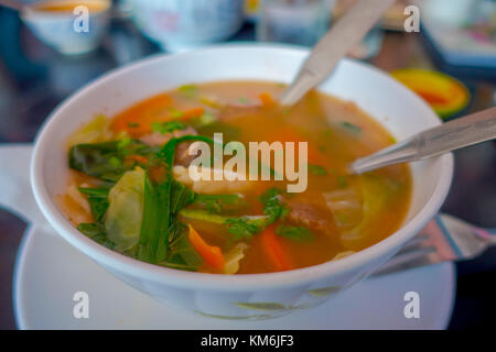 Nahaufnahme der traditionellen nepalesischen und gesunde Suppe serviert in einer weißen Schüssel Platte in Nepal Stockfoto