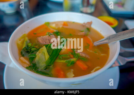 Nahaufnahme der traditionellen nepalesischen und gesunde Suppe serviert in einer weißen Schüssel Platte in Nepal Stockfoto