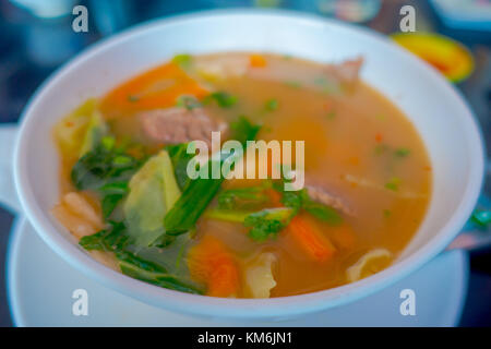 Nahaufnahme der traditionellen nepalesischen und gesunde Suppe serviert in einer weißen Schüssel Platte in Nepal Stockfoto