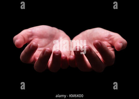 Frau Hände legte in einem Betrieb betteln Angebot geben, die den Schutz der Geste. Auch für das Beten Gebet halten Bitte geben Sie erhalten Schutz bieten Stockfoto