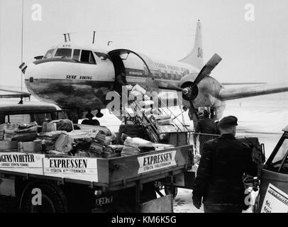 SAS Convair CV 440 Metropolitan am Boden am Flughafen Bromma. Loadning Zeitungen, Post Stockfoto