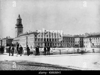 Gustaf Adolfs torg ist ein Platz in Göteborg, Schweden, mit historischer Architektur und einer zentralen Statue von König Gustav II. Adolf mit umliegenden Gebäuden und einer bemerkenswerten Fußgängerzone. Stockfoto