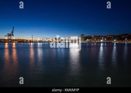 Genua (Genova), Italien, 27. November 2017 - Nacht Blick auf den alten Hafen, Genua, Italien / Genua Landschaft/Genua skyline Stockfoto