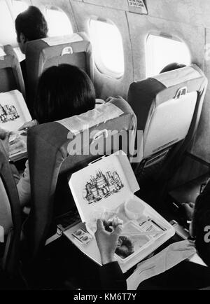 Ein Bild, das das Essen an Bord eines DC-9-21-Flugzeugs der Scandinavian Airlines (SAS) zeigt und das kulinarische Erlebnis während des Fluges in den 1960er Jahren zeigt Stockfoto