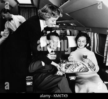 SAS Convair CV 440 Metropolitan, Service an Bord, Airhostess serviert Passagiere Snacks Stockfoto