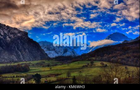 Naranjo de Bulnes (bekannt als picu urriellu) im Nationalpark Picos de Europa, Asturien, Spanien Stockfoto