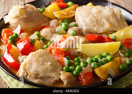 Philippinisches Essen: afritada Huhn mit Gemüse in einer Schüssel close-up. Horizontale Stockfoto