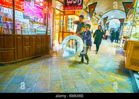 Yazd, Iran - 17. Oktober 2017: Glückliche iranische Familie führt einen Transport nach dem Einkaufen im Basar, die am 17. Oktober in Yazd Stockfoto