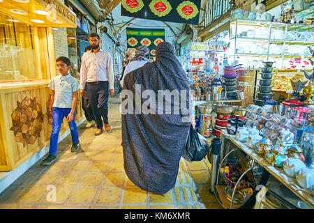 Yazd, Iran - 17. Oktober 2017: zentrale Basar in yazd ist der Ort, wo die Einheimischen ihre täglichen Einkäufe oder einfach nur auf der Suche nach etwas Interesse machen Stockfoto