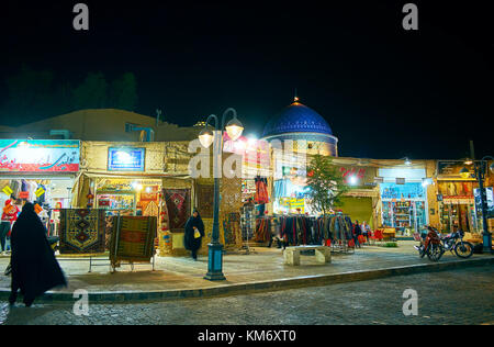 Yazd, Iran - 17. Oktober 2017: zahlreiche touristische Geschäfte auf masjed Jame' Street bieten Auswahl an Souvenirs und Kleidung, am 17. Oktober in Yazd Stockfoto