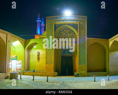 Yazd, Iran - 17. Oktober 2017: Fliesen- Portal mit alten hölzernen Türen von jameh masjed-e zurück Eingang, am 17. Oktober in Yazd Stockfoto