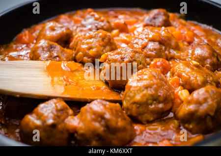Hackfleischbällchen in Tomatensauce mit Karotte Rezept in einem Topf. lecker aussehen Stockfoto