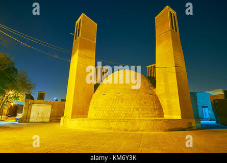 Schönen Stausee (ab Anbar) mit vier wind Türme (badgirs) In der Altstadt von Yazd, Iran Stockfoto