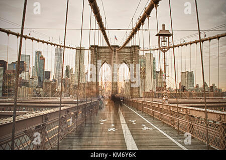 Brooklyn Bridge Fußgänger- und Radweg am Abend. Stockfoto