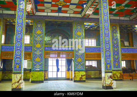 Yazd, Iran - 17. Oktober 2017: Frauen Teil der hazayer Moschee ist derorated mit gefliesten Säulen und Wände, am 17. Oktober in Yazd Stockfoto