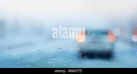 Regentag, Regentropfen auf dem Fenster mit Verkehr bokeh Licht Stockfoto