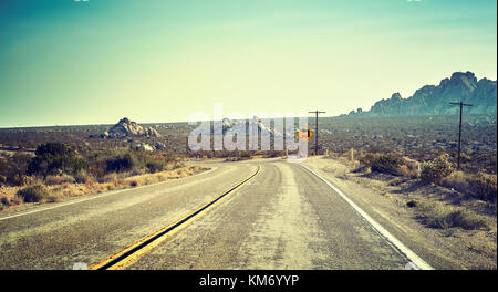 Desert Highway, retro Farbe getonte Bild, Travel Concept, USA. Stockfoto