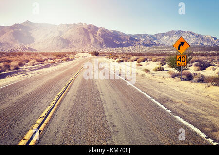Wüste Autobahn mit Tempolimit Zeichen, Farbe getonte Bild, Travel Concept, USA. Stockfoto