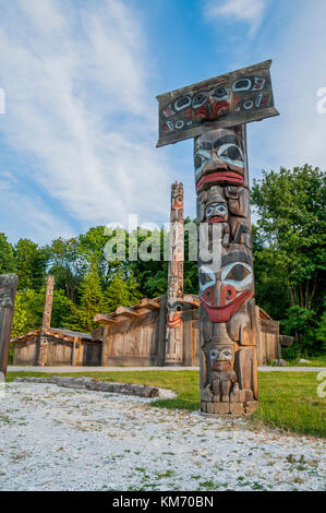 Totempfähle und Langhaus, Museum für Anthropologie, Universität von British Columbia, Vancouver, British Columbia, Kanada Stockfoto