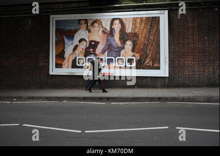 Ein Werbeplakat für boohoo der Online Shop im East Finchley, London Stockfoto