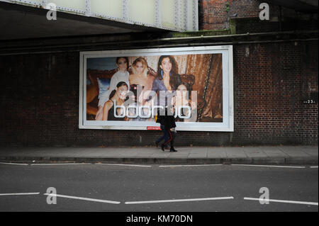 Ein Werbeplakat für boohoo der Online Shop im East Finchley, London Stockfoto