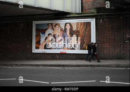 Ein Werbeplakat für boohoo der Online Shop im East Finchley, London Stockfoto