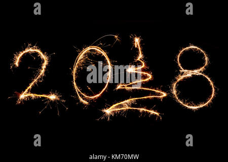 2018 Mit schein Feuerwerk auf schwarzem Hintergrund geschrieben, glückliches neues Jahr 2018. Stockfoto