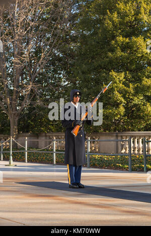 Us-Armee Soldat im Dienst am Grab des unbekannten Soldaten Stockfoto