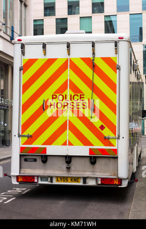Polizei Pferde van auf einer Straße in der City von London, UK geparkt Stockfoto