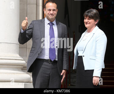 16/06/2017 Arlene Foster in Dublin. Bild außerhalb der Regierung Gebäude in Dublin ist heute ein Taoiseach Leo Varadkar TD und Democratic Unionist Party Leader Arlene Foster im Gespräch mit den Medien nach ihrem Treffen mit Premierminister Leo Varadkar TD heute Morgen. Foto: Sam Boal/RollingNews.ie Stockfoto