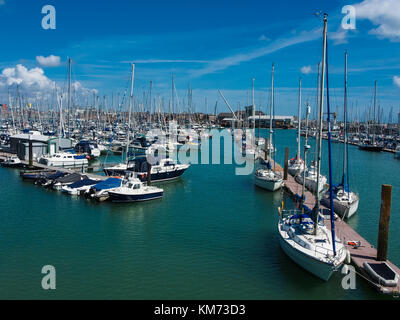 Yachten im Hafen an der haslar Marina in Portsmouth Harbour, gosport Stockfoto