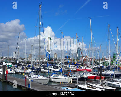 Yachten im Hafen an der haslar Marina in Portsmouth Harbour, gosport Stockfoto