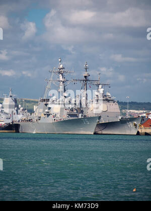 USS Philippine Sea und die USS Donald Cook festgemacht zusammen an ihrer Majestäten Naval Base Portsmouth, England Stockfoto