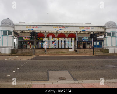 Der Eingang zum South Parade Pier in Southsea, Portsmouth, England Stockfoto