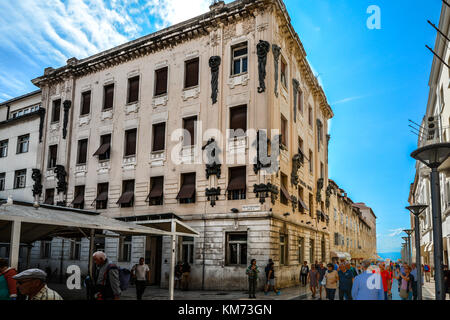 Touristen von der Promenade Riva kreuzen sich mit Einheimischen in der alten Stadt Split Kroatien Stockfoto