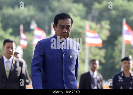 Bangkok, Thailand. 04 Dez, 2017. Thailands Militärjunta Chief und Premierminister prayut Chan-o-cha (c) zu einem Treffen im Government House. Nach für ein Kabinett Gruppenbild Nach der Kabinettsumbildung vom November 30 bis 18 neue Minister gehören. Credit: vichan Poti/Pacific Press/alamy leben Nachrichten Stockfoto