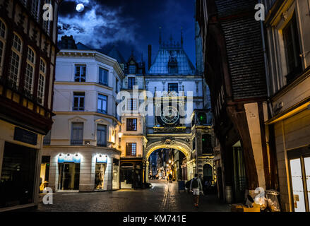 Die historische astronomische Uhr, Gros horlage in der mittelalterlichen Stadt Rouen in Frankreich in der Normandie. In der Nacht mit einem vollen Mond genommen Stockfoto