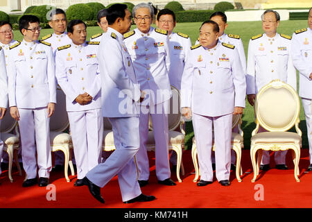 Bangkok, Thailand. 04 Dez, 2017. Thailands Militärjunta Chief und Premierminister prayut Chan-o-cha (c) kommt für ein Kabinett Gruppenbild Nach der Kabinettsumbildung vom November 30 bis 18 neue Minister, Government House. Credit: vichan Poti/Pacific Press/alamy leben Nachrichten Stockfoto