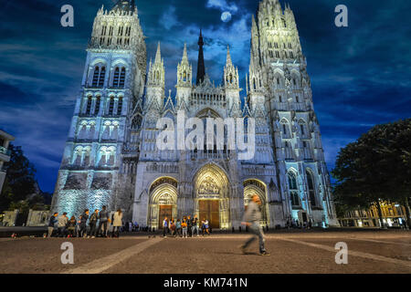 Die Fassade der Kathedrale von Rouen, oder Cathedrale Notre-Dame in Rouen Frankreich am frühen Abend bei Vollmond genommen Stockfoto