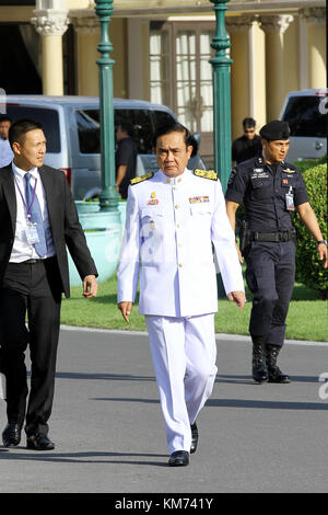 Bangkok, Thailand. 04 Dez, 2017. Thailands Militärjunta Chief und Premierminister prayut Chan-o-cha (c) kommt für ein Kabinett Gruppenbild Nach der Kabinettsumbildung vom November 30 bis 18 neue Minister, Government House. Credit: vichan Poti/Pacific Press/alamy leben Nachrichten Stockfoto