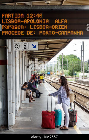 Coimbra Portugal, Coimbra B, Comboios de Portugal, Eisenbahn, Bahnhof, Bahnsteig, weibliche Frauen, Gepäck, Live-Abflugsteig, Alfa-Zugfahrplan, wai Stockfoto