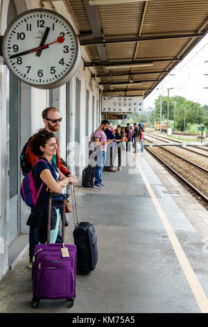 Coimbra Portugal, Coimbra B, Comboios de Portugal, Eisenbahn, Bahnhof, Bahnsteig, Frau weibliches Mann Paar, Uhr, Gepäck, Hispanic, Immigranten, Por Stockfoto