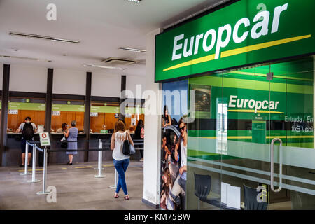 Coimbra Portugal,Coimbra B,Comboios de Portugal,Eisenbahn,Zug,Bahnhof,Fahrkartenfenster,Autovermietung,Europcar,Hispanic,Immigranten,Portugiesisch,PT170 Stockfoto