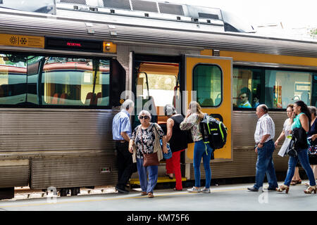 Coimbra Portugal,Coimbra B,Comboios de Portugal,Bahn,Bahnhof,Bahnsteig,Boarding,Mann Männer männlich,Frau weibliche Frauen,Senioren Bürger Stockfoto