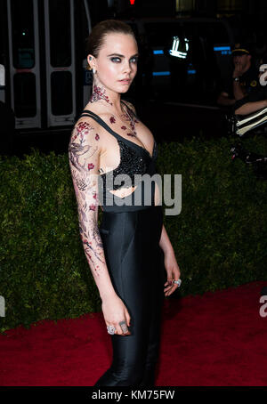 NEW YORK, NY-MAI 04: Cara Delevingne besucht die 'China: Through The Looking Glass' Kostüm Institut Benefizgala im Metropolitan Museum der Kunst am 4. Mai 2015 in New York City. Personen: Cara Delevingne Stockfoto