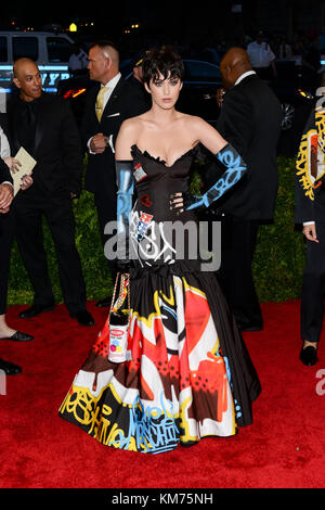 NEW YORK, NY-MAI 04: Katy Perry besucht die 'China: Through The Looking Glass' Kostüm Institut Benefizgala im Metropolitan Museum der Kunst am 4. Mai 2015 in New York City. Personen: Katy Perry Stockfoto