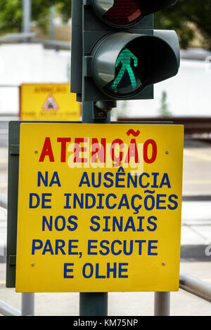 Coimbra Portugal,Coimbra B,Comboios de Portugal,Eisenbahn,Zug,Bahnhof,Strecke,Fußgängerüberweg,Schild,Warnung,Signal,Portugiesische Sprache,Hispanic,immig Stockfoto