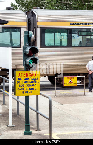 Coimbra Portugal,Coimbra B,Comboios de Portugal,Eisenbahn,Zug,Bahnhof,Strecke,Fußgängerüberweg,Schild,Warnung,Signal,Portugiesische Sprache,Hispanic,immig Stockfoto