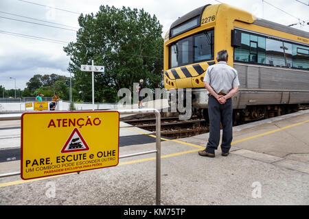 Coimbra Portugal, Coimbra B, Comboios de Portugal, Eisenbahn, Zug, Strecke, Fußgängerüberweg, Schild, Warnung, portugiesische Sprache, Mann Männer männlich, stehend, Hispani Stockfoto