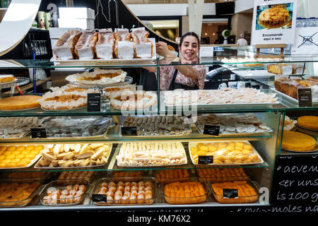 Porto Portugal,Mercado do Bom Sucesso,Stadtmarkt,Food Court plaza,Gastronomie,Verkäufer Verkäufer verkaufen Verkauf,Stallstände Stand Markt Markt,st Stockfoto